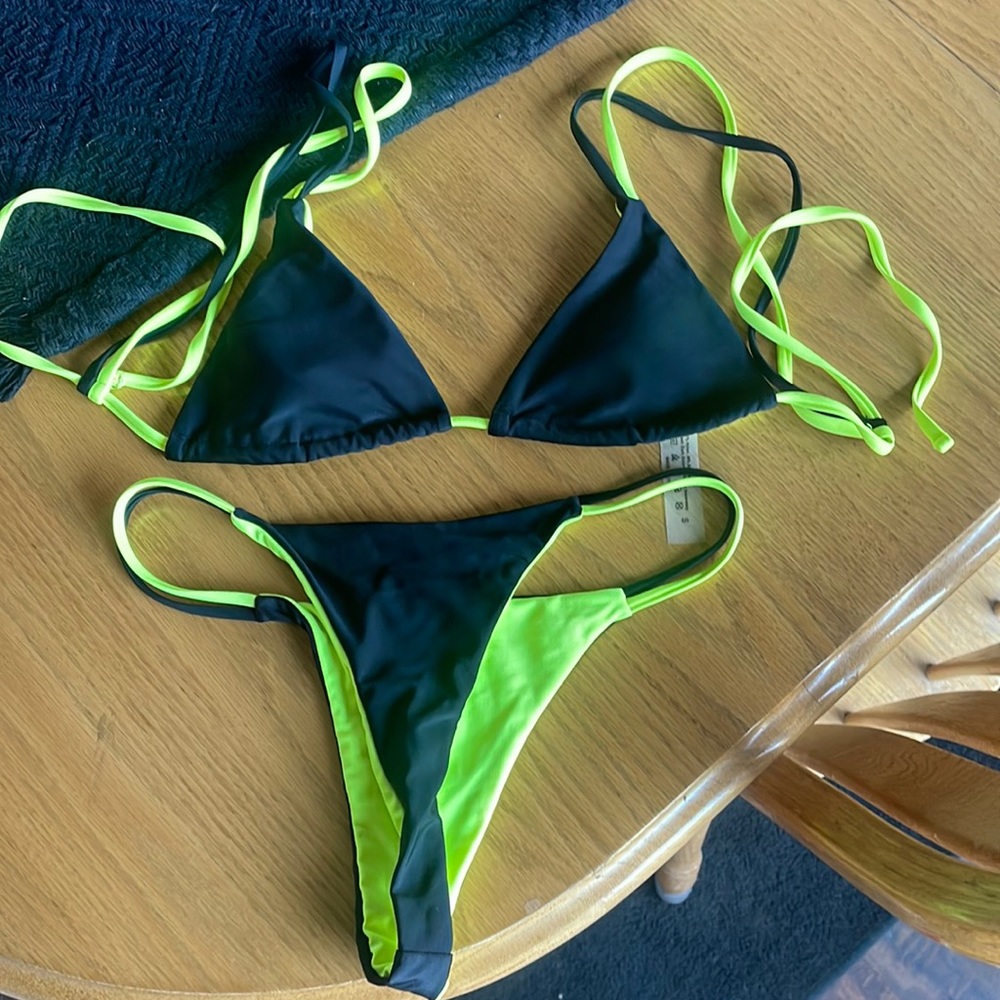 Bikini - Picture 1 of 1